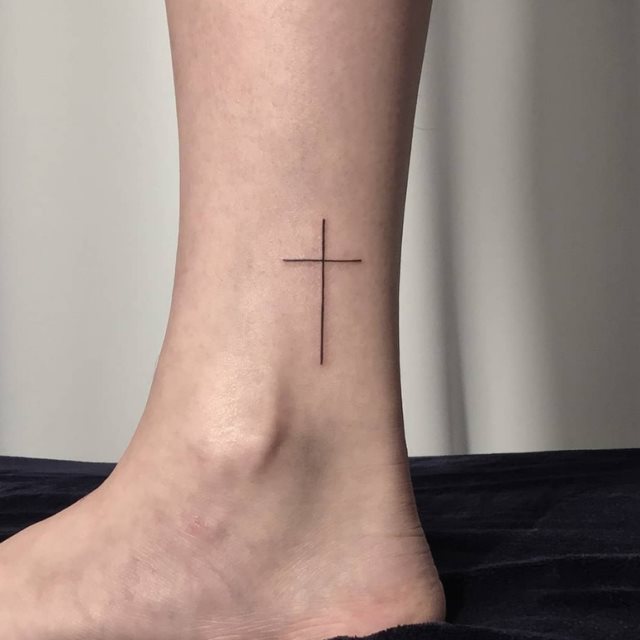 tattoo feminin croix 45