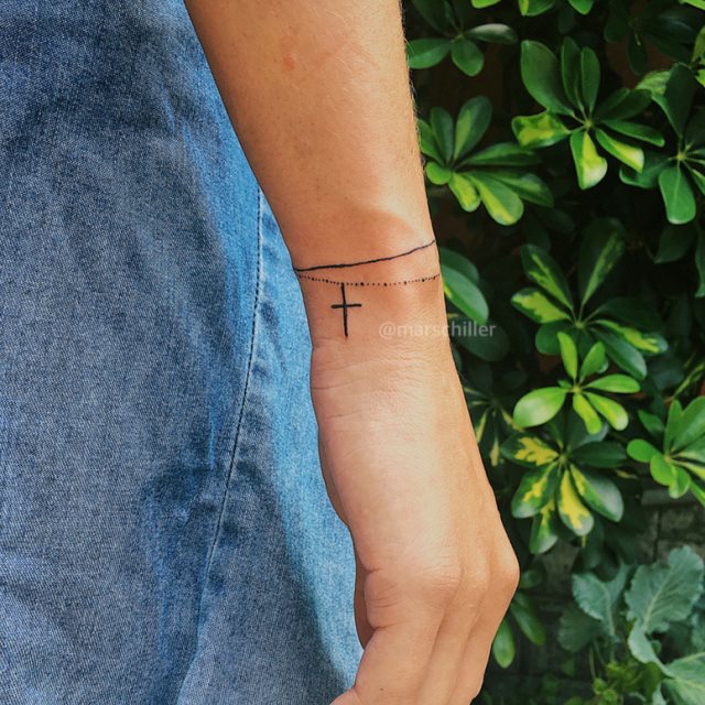 tattoo feminin croix 46