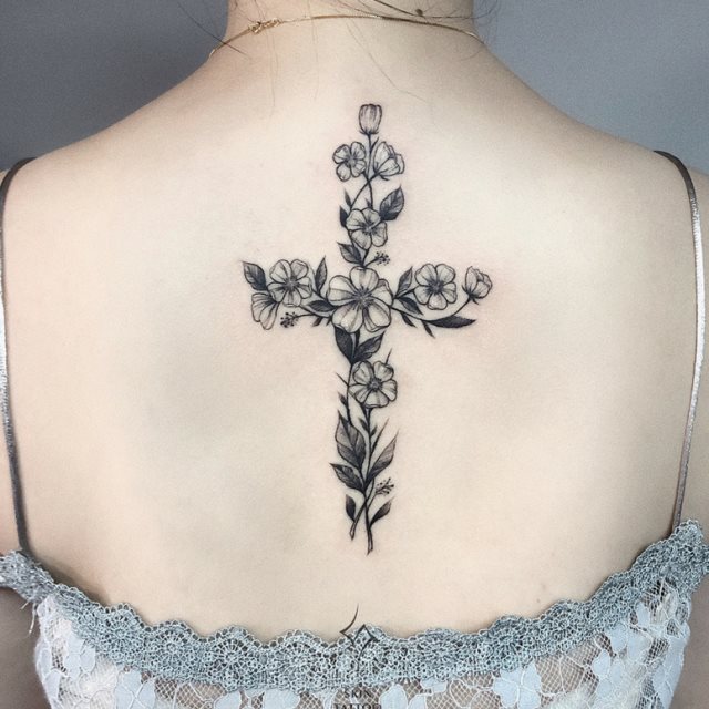 tattoo feminin croix 47