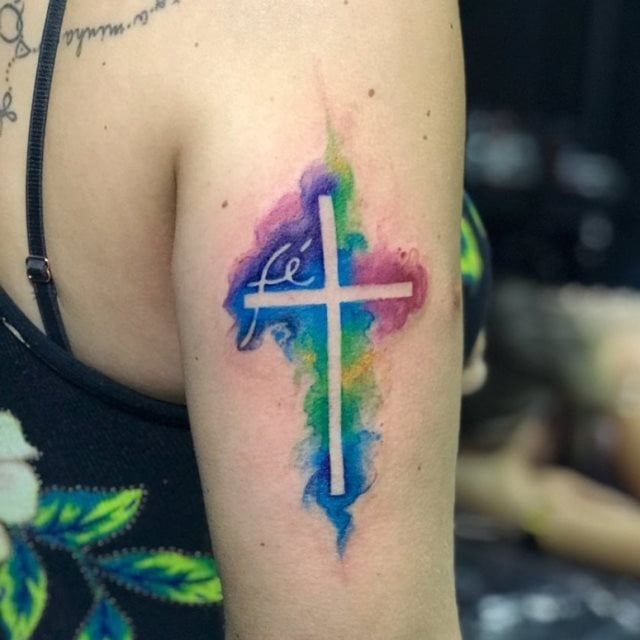tattoo feminin croix 51