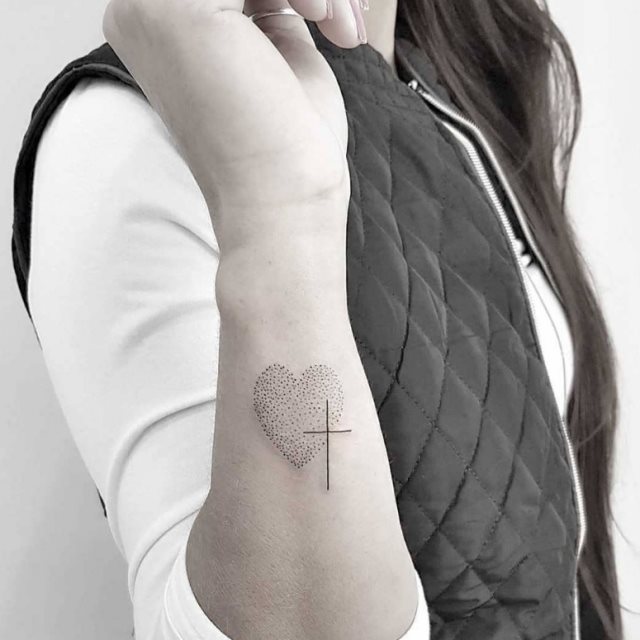 tattoo feminin croix 53