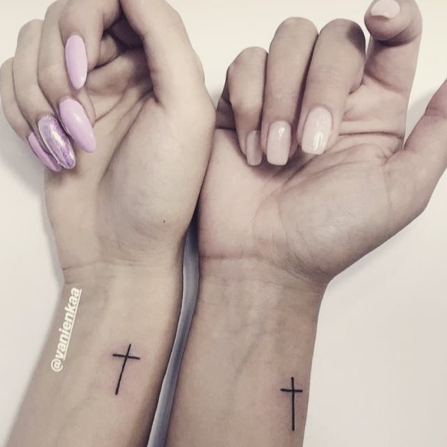 tattoo feminin croix 57