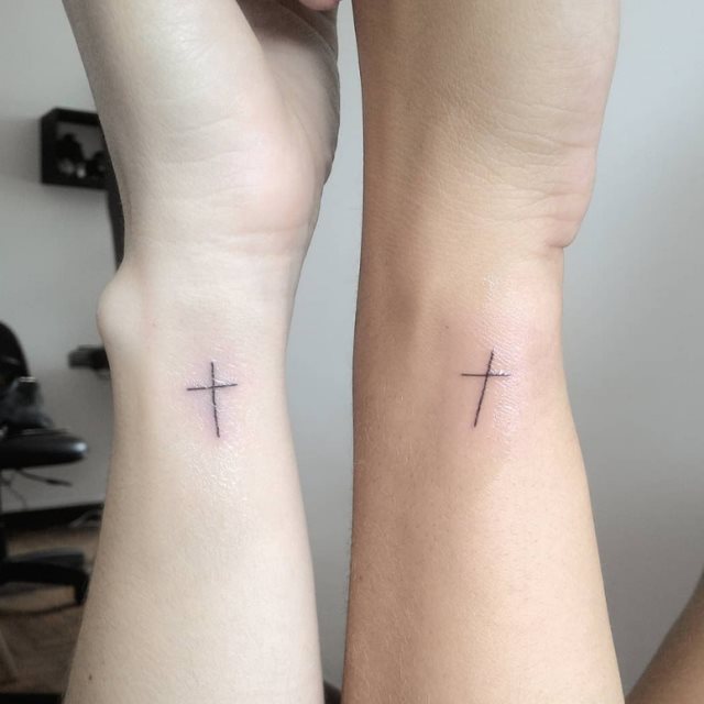 tattoo feminin croix 59