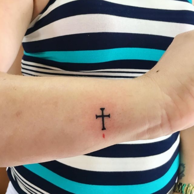 tattoo feminin croix 67