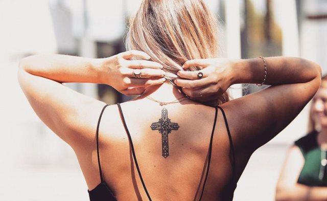 tattoo feminin croix 69