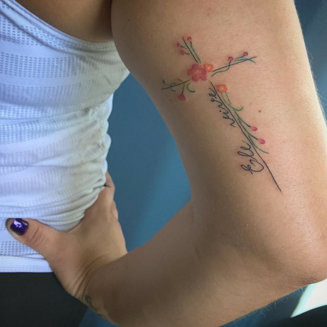 tattoo feminin croix 71