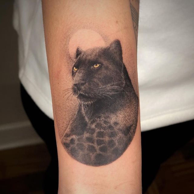 tattoo feminin de panthere 02
