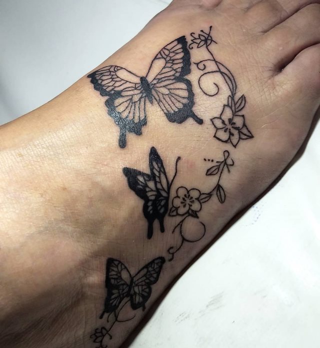 tattoo feminin de papillon 105
