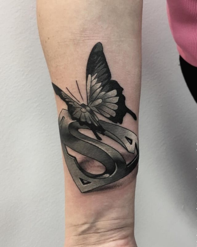 tattoo feminin de papillon 111