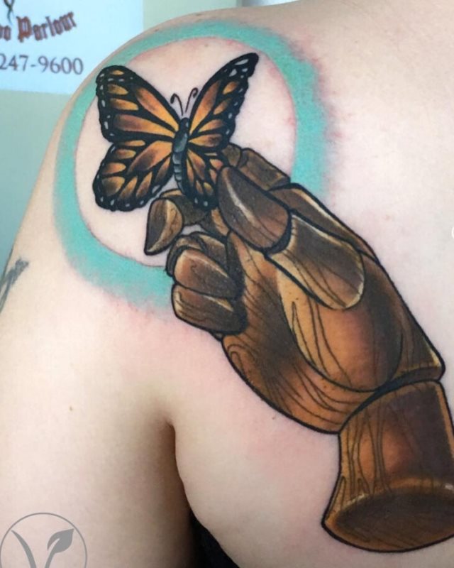 tattoo feminin de papillon 114