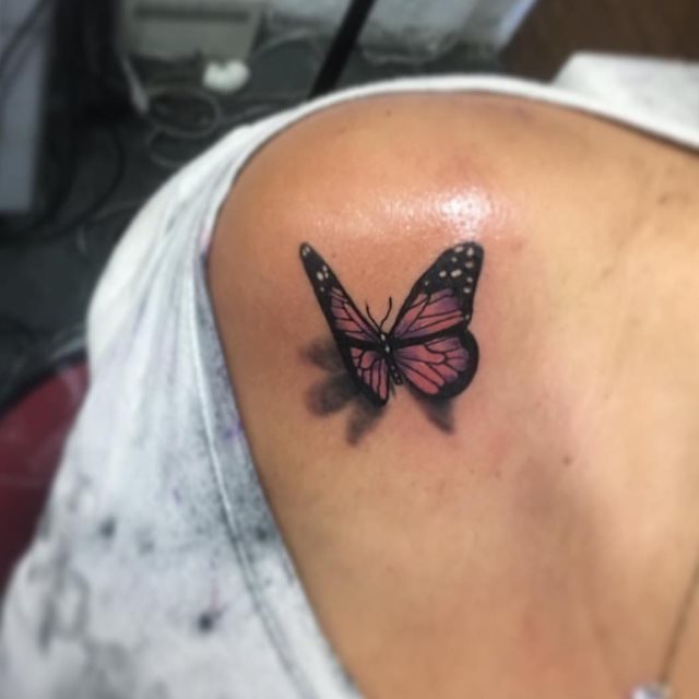 tattoo feminin de papillon 127