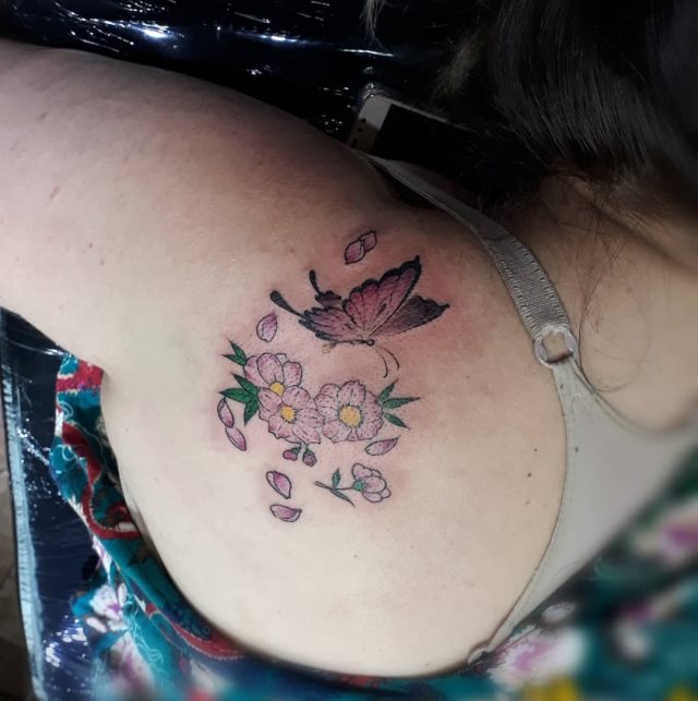 tattoo feminin de papillon 129