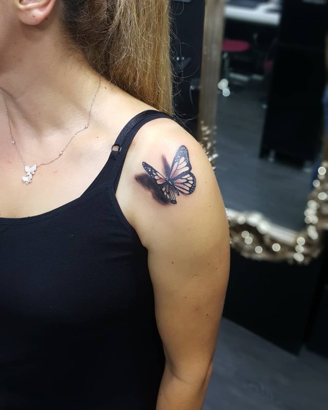 tattoo feminin de papillon 133