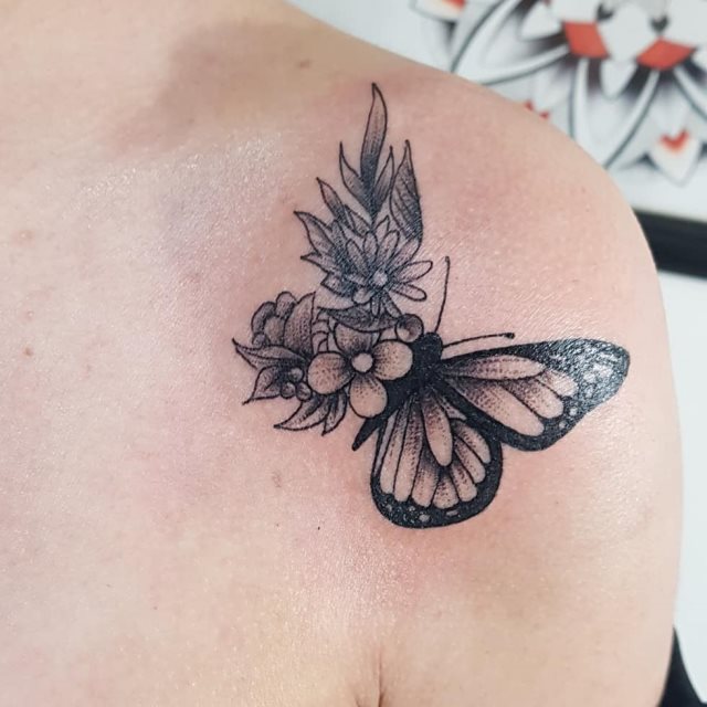 tattoo feminin de papillon 145