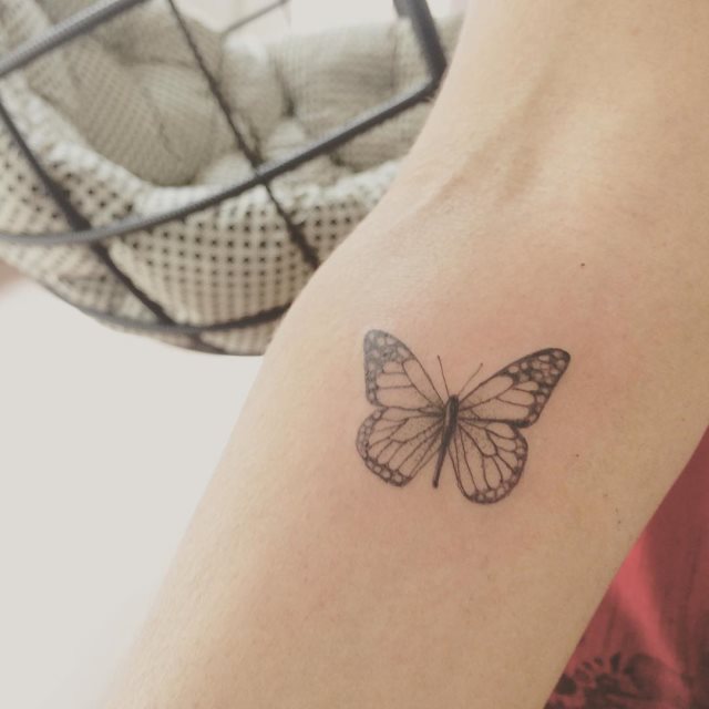 tattoo feminin de papillon 147
