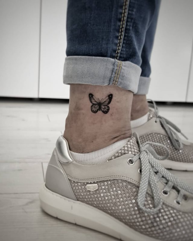 tattoo feminin de papillon 157
