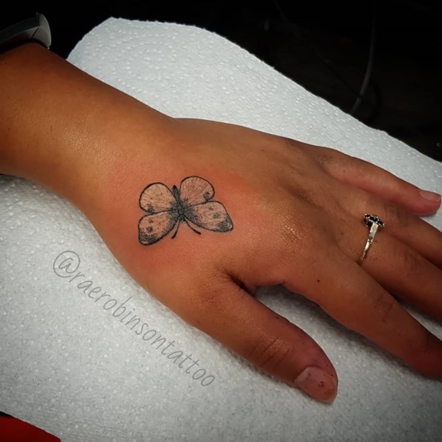 tattoo feminin de papillon 164