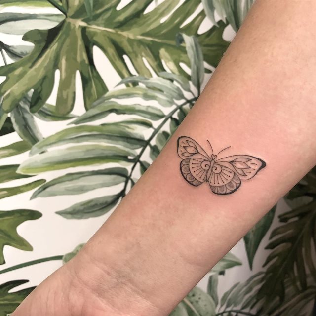 tattoo feminin de papillon 188
