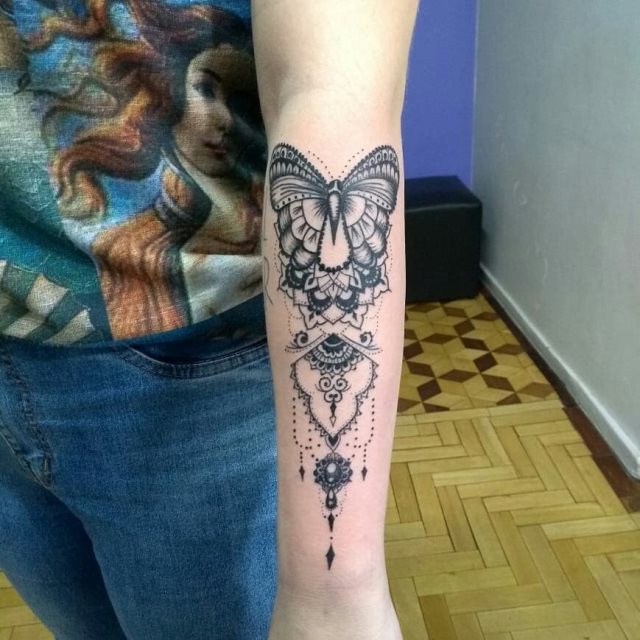 tattoo feminin de papillon 193