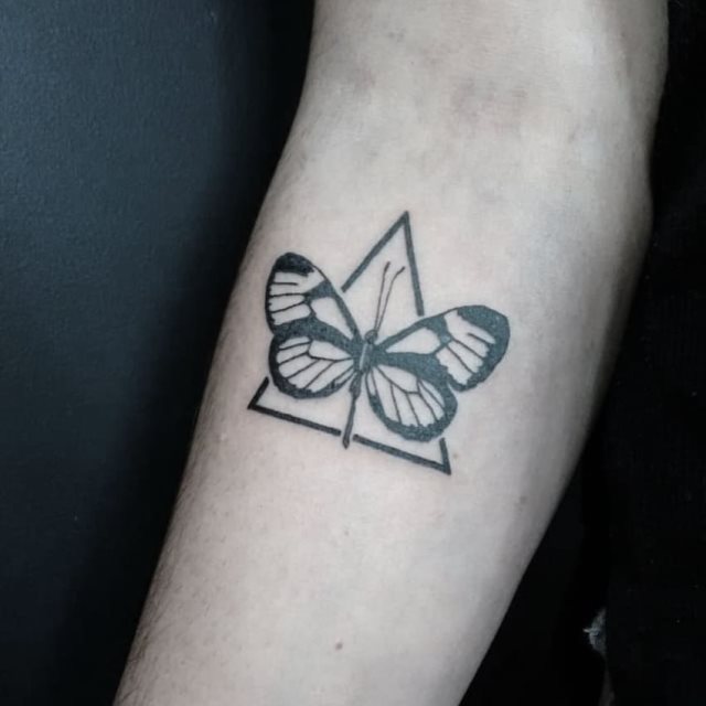 tattoo feminin de papillon 196