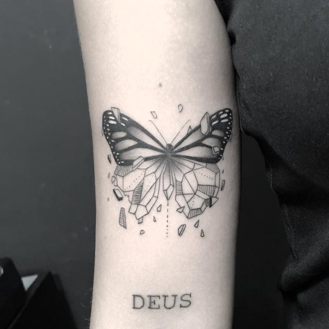 tattoo feminin de papillon 198