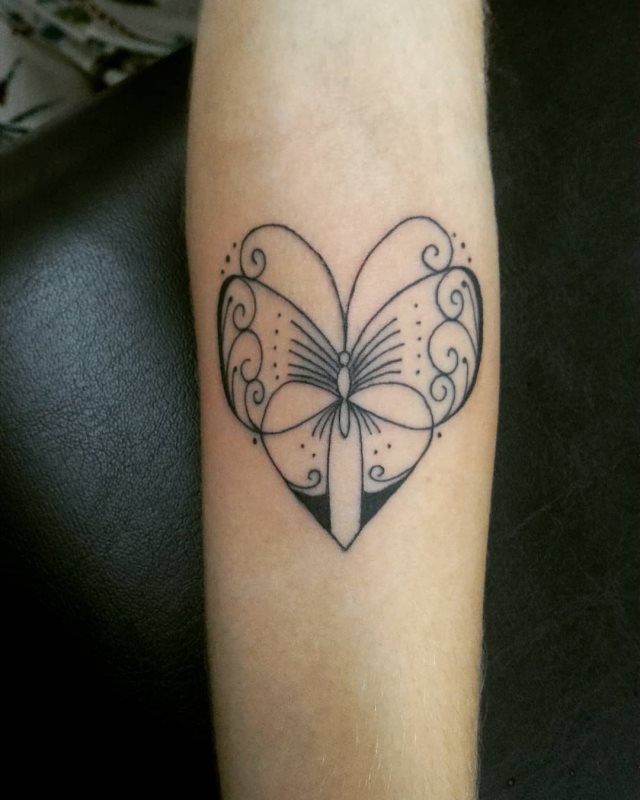 tattoo feminin de papillon 200