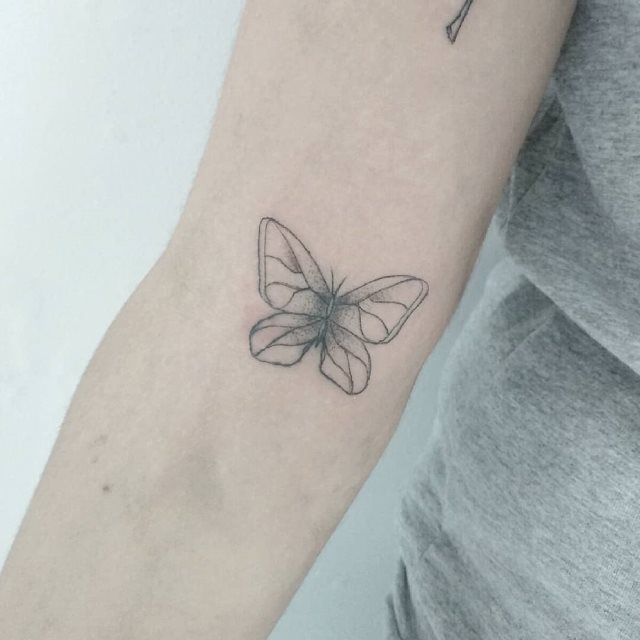 tattoo feminin de papillon 21