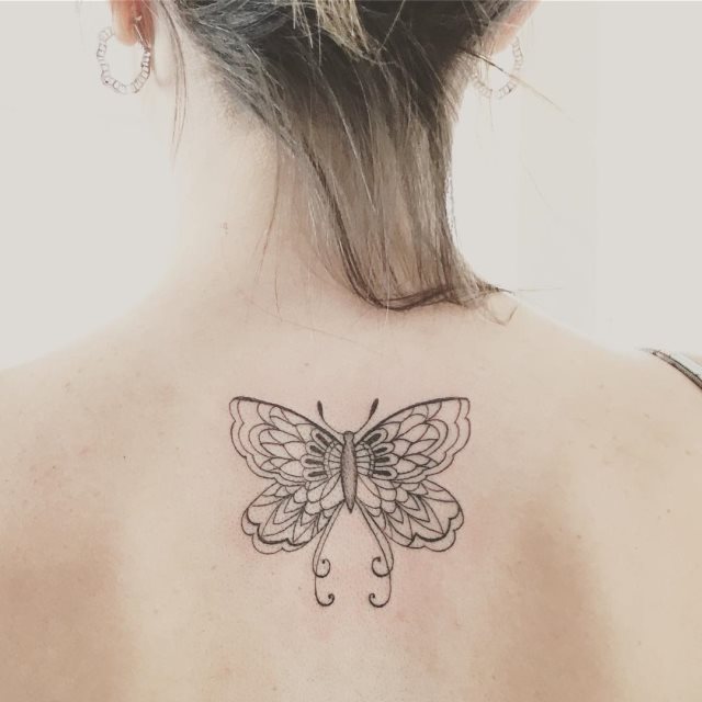tattoo feminin de papillon 22