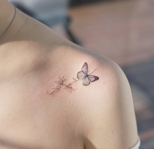 tattoo feminin de papillon 69
