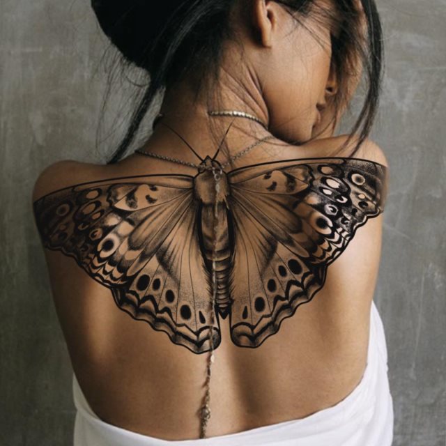 tattoo feminin de papillon 93