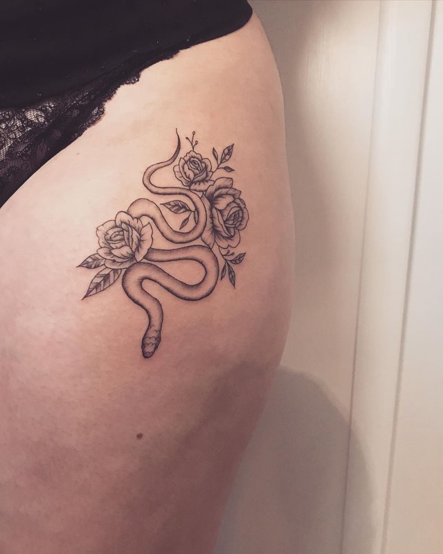 tattoo feminin de serpent 33