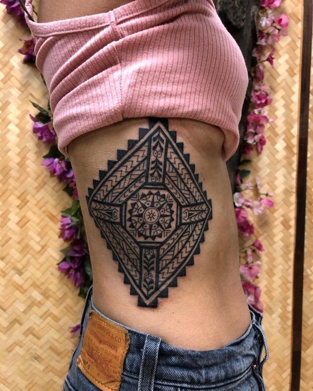 tattoo feminin de tribal 11