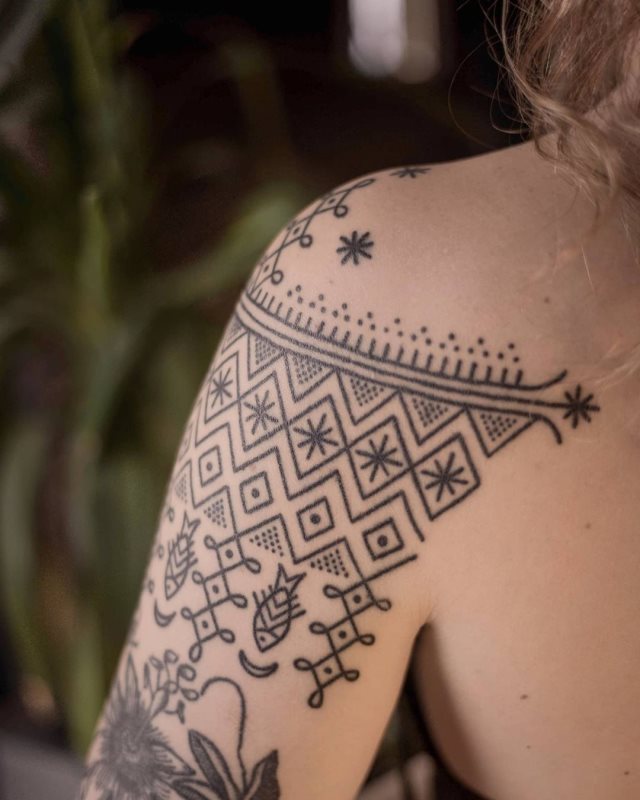tattoo feminin de tribal 53
