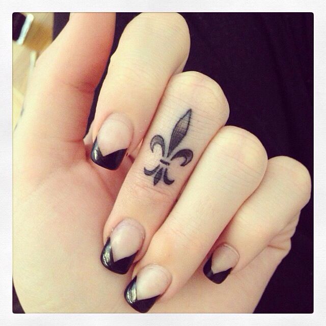 tattoo feminin doigt 09