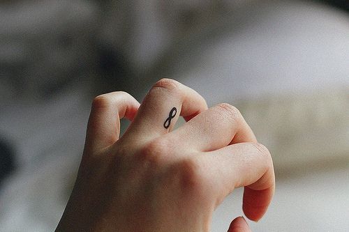 tattoo feminin doigt 13
