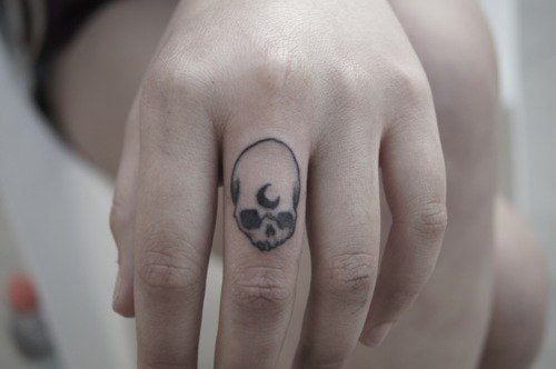 tattoo feminin doigt 42