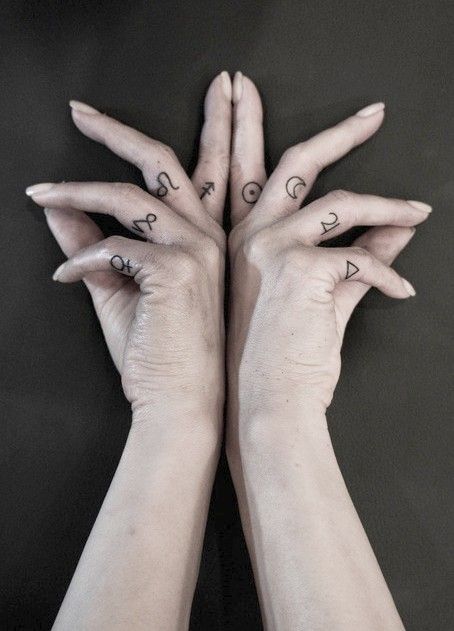 tattoo feminin doigt 45