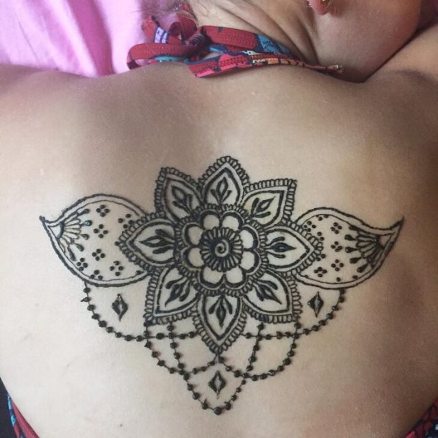 tattoo feminin fait de henne 24