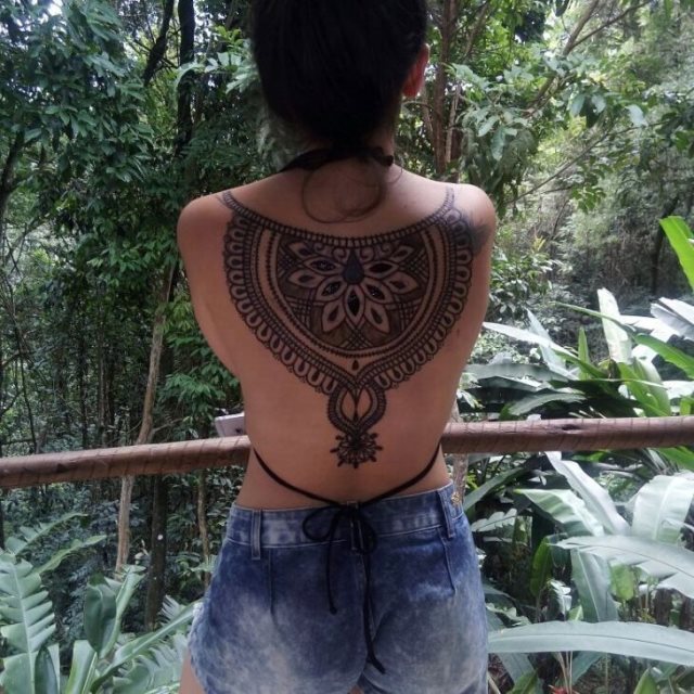 tattoo feminin fait de henne 30