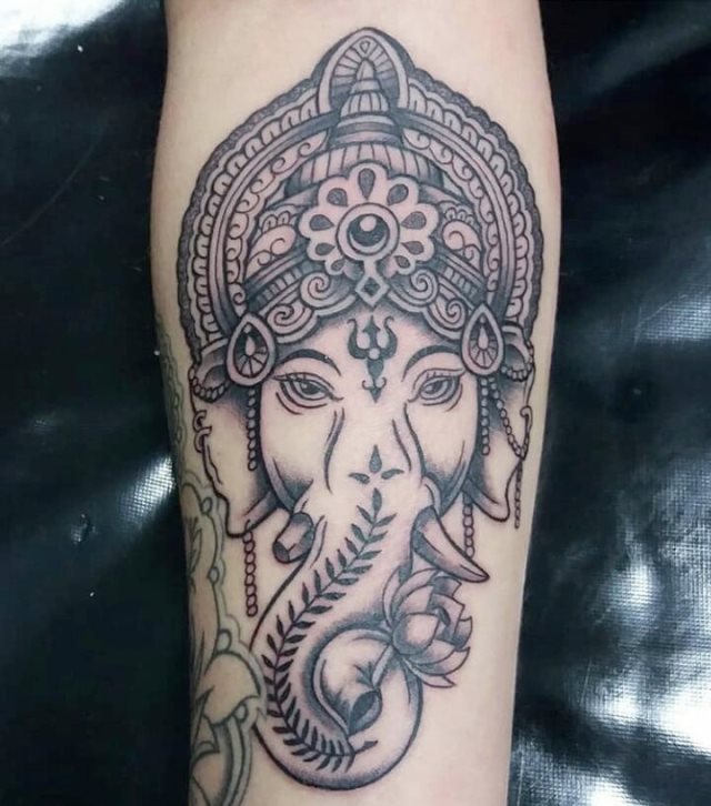 tattoo feminin hindou 01
