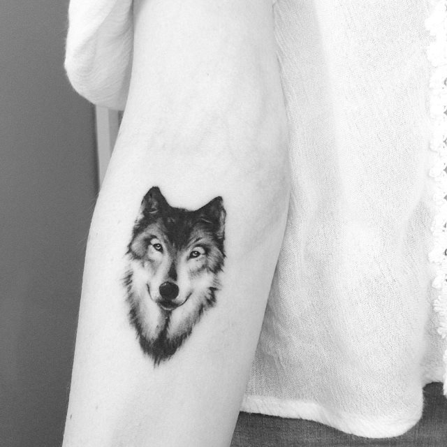 tattoo feminin loup 14