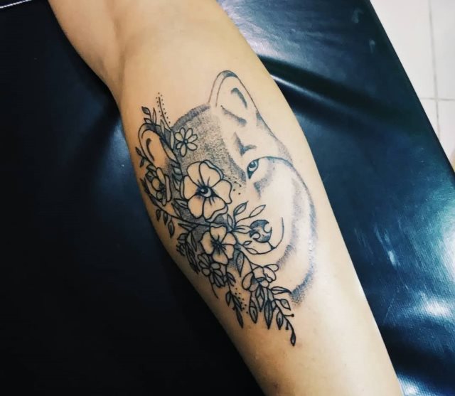 tattoo feminin loup 35