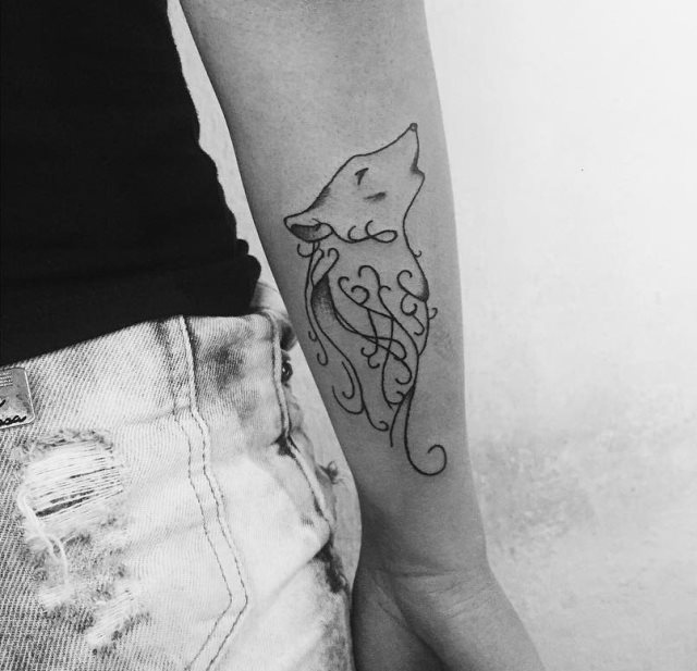 tattoo feminin loup 36