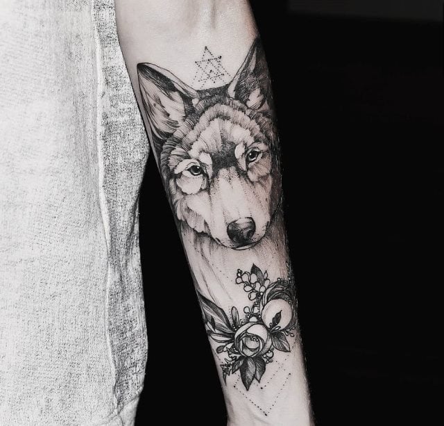 tattoo feminin loup 44