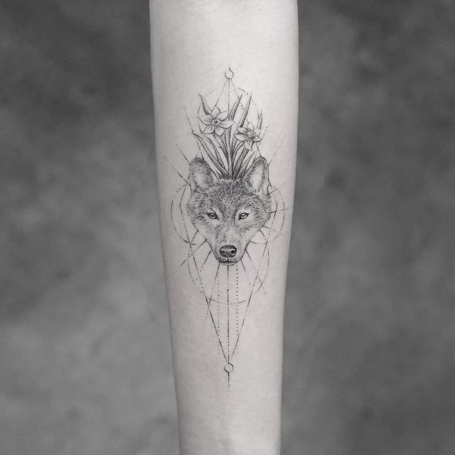 tattoo feminin loup 46