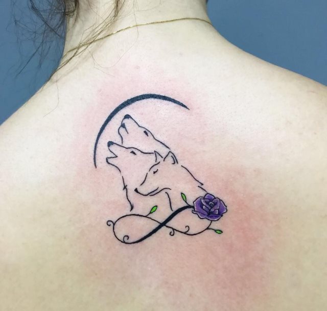 tattoo feminin loup 64