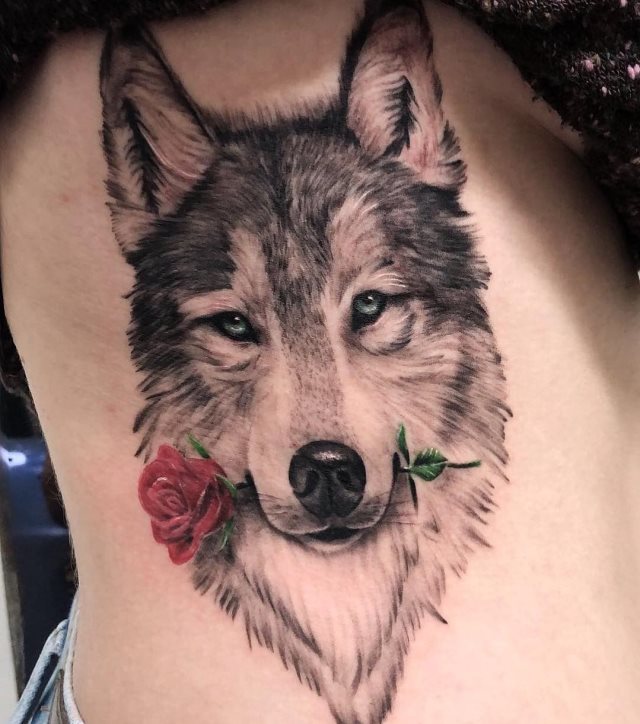 tattoo feminin loup 68
