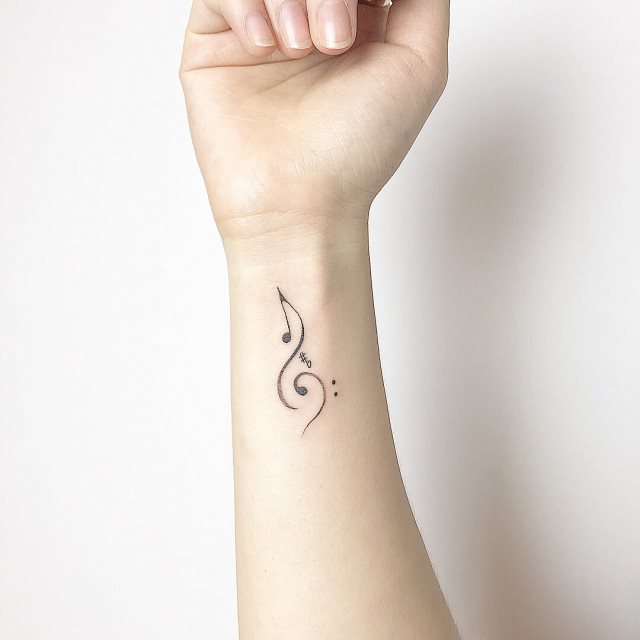 tattoo feminin musicale 24
