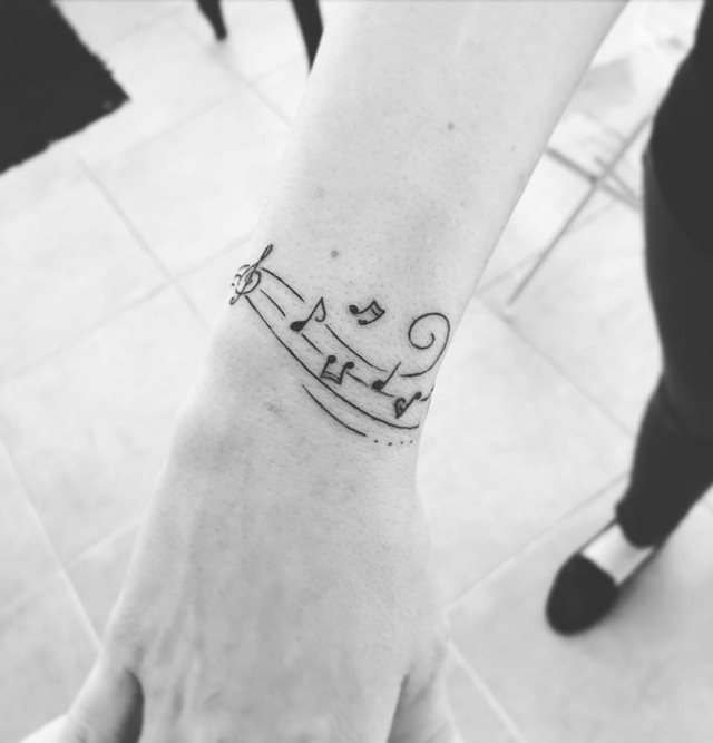 tattoo feminin musicale 59