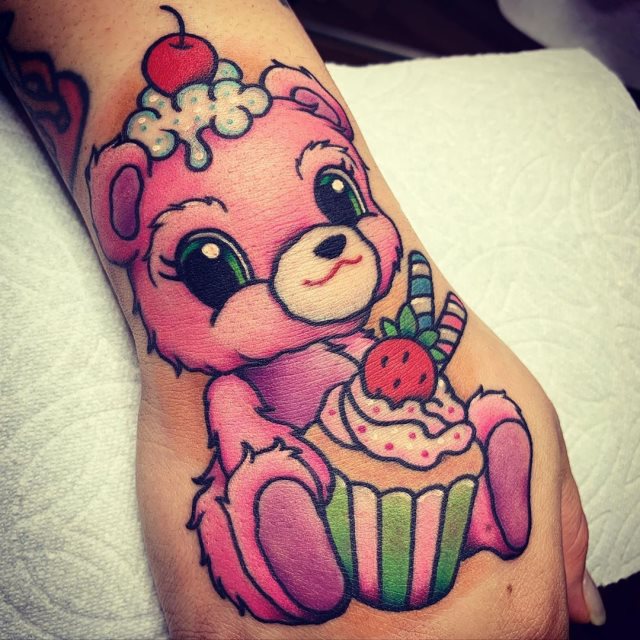 tattoo feminin ours 85